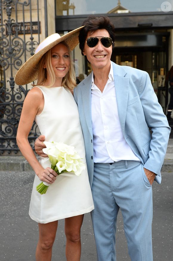 Les jeunes mariés, Jean-Luc Lahaye et sa femme Paola (Lahaye-Aubin) à la sortie de la mairie du 18ème arrondissement de Paris - J.L.Lahaye s'est marié en secondes noces avec sa compagne P.Aubin à la mairie du 18ème arrondissement de Paris, le 2 juillet 2025. © Agence / Bestimage