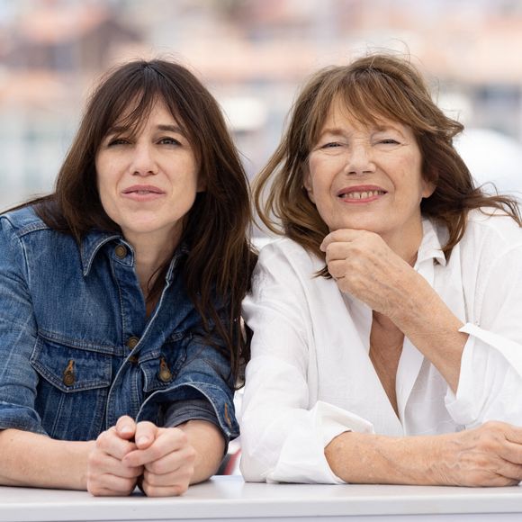 Car elles ont dû la vider
Charlotte Gainsbourg, Jane Birkin (habillée en Celine) au photocall du film Jane par Charlotte (Cannes première) lors du 74ème festival international du film de Cannes le 8 juillet 2021 © Borde / Jacovides / Moreau / Bestimage