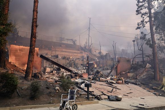Sa maison n'est pas touchée
Illustrations des incendies qui ravagent le quartier de Pacific Palisades à Los Angeles, le 8 janvier 2025.
© Fernando Allende/Broadimage/Bestimage
