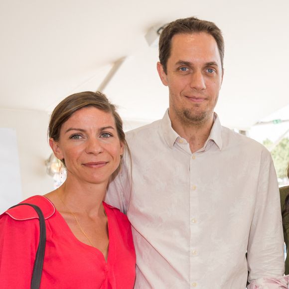 Julia Marsaud, ancienne Directrice Générale des Services à la mairie de Gennevilliers, a mis sa carrière en pause pour accompagner sa famille dans ce projet.

Exclusif - Grand Corps malade (Fabien Marsaud) et sa femme Julia avec Tony Parker et sa femme Axelle Francine - People lors du Longines Paris Eiffel Jumping au Champ-de-Mars à Paris. Bestimage