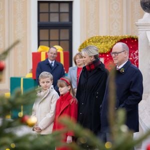 Le prince Albert II de Monaco et la princesse Charlène de Monaco, Le prince Jacques de Monaco, marquis des Baux, La princesse Gabriella de Monaco, comtesse de Carladès - La famille princière de Monaco offre les traditionnels cadeaux de Noël aux enfants monégasques dans la Cour du Palais Princier, le 18 décembre 2024. 
© Olivier Huitel / Pool Monaco / Bestimage