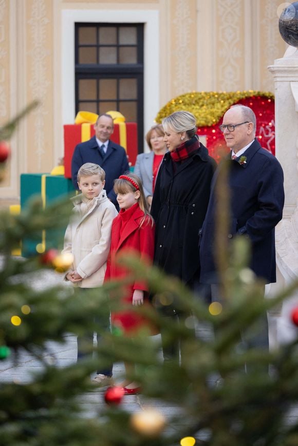 Le prince Albert II de Monaco et la princesse Charlène de Monaco, Le prince Jacques de Monaco, marquis des Baux, La princesse Gabriella de Monaco, comtesse de Carladès - La famille princière de Monaco offre les traditionnels cadeaux de Noël aux enfants monégasques dans la Cour du Palais Princier, le 18 décembre 2024. 
© Olivier Huitel / Pool Monaco / Bestimage