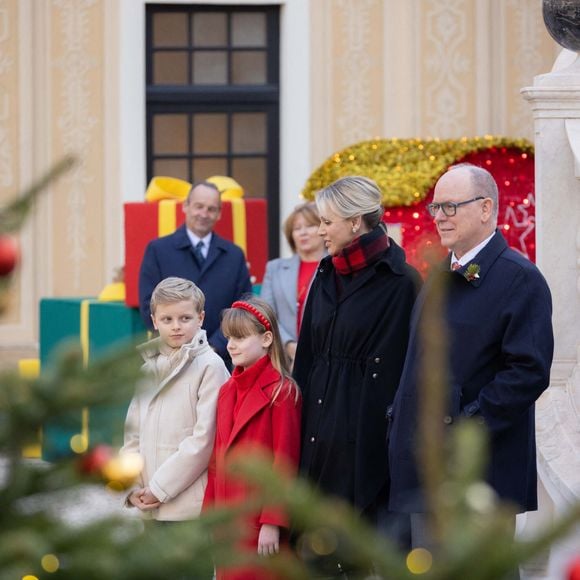 Le prince Albert II de Monaco et la princesse Charlène de Monaco, Le prince Jacques de Monaco, marquis des Baux, La princesse Gabriella de Monaco, comtesse de Carladès - La famille princière de Monaco offre les traditionnels cadeaux de Noël aux enfants monégasques dans la Cour du Palais Princier, le 18 décembre 2024. 
© Olivier Huitel / Pool Monaco / Bestimage