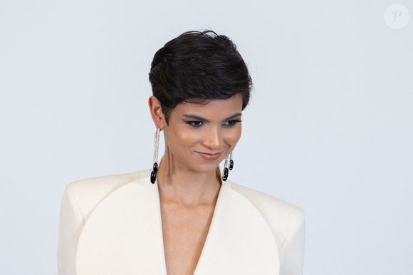 Miss France 2024 compte sur plusieurs atouts pour gagner

Eve Gilles assiste au défilé Stephane Rolland Haute Couture Printemps-Eté 2025 dans le cadre de la semaine de la mode à Paris le 28 janvier 2025 à Paris, France. Photo par Nasser Berzane/ABACAPRESS.COM