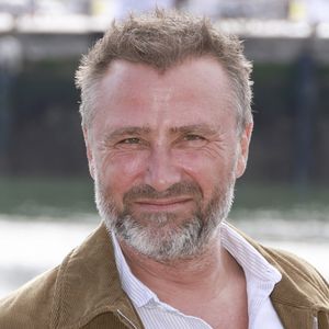 En effet, Alexandre Brasseur confie en interview que ses enfants ne suivront pas ses traces.

Alexandre Brasseur de la série Demain nous appartient, DNA
La 25e édition du Festival de la fiction télé de La Rochelle, samedi 16 septembre 2023. © Christophe Aubert via Bestimage