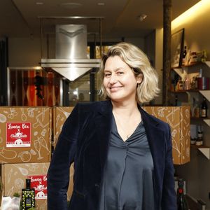 Exclusif - Luana Belmondo lors du lancement de la "Luana Box 2" pour les fêtes de Noël à l'école de cuisine "Cooking Baz'art" à Paris, le 2 décembre 2021. 
© Marc Ausset-Lacroix / Bestimage