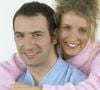s apprête à faire son grand retour sur le petit écran avec un tout nouveau couple. 

Archives - En France, à Paris, Jean Dujardin et Alexandra Lamy dans la série "Un gars, une fille" le 31 janvier 2002.