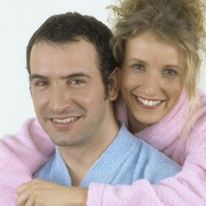 s apprête à faire son grand retour sur le petit écran avec un tout nouveau couple. 

Archives - En France, à Paris, Jean Dujardin et Alexandra Lamy dans la série "Un gars, une fille" le 31 janvier 2002.