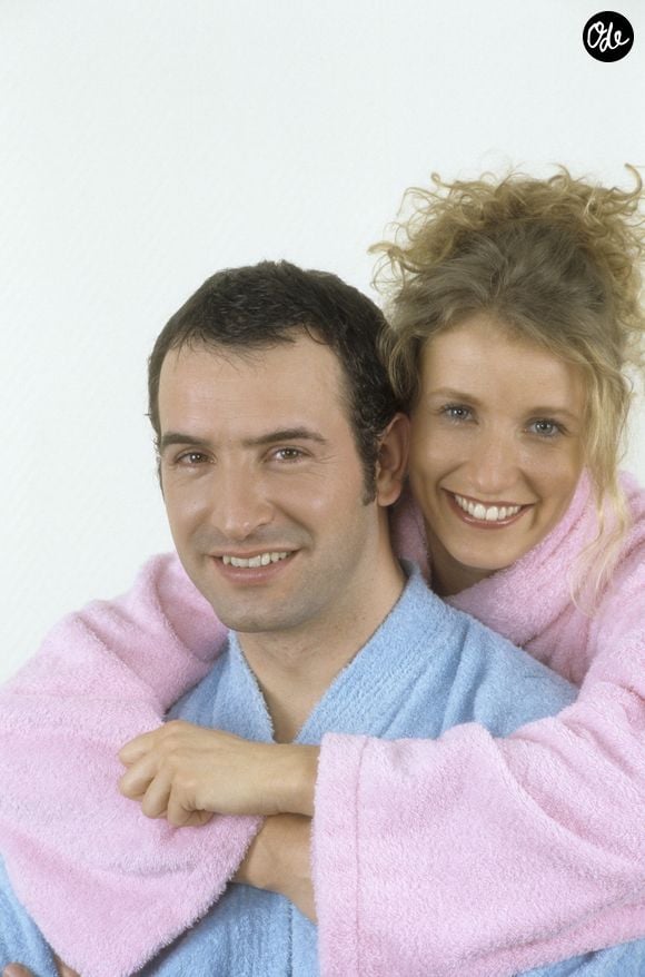 s apprête à faire son grand retour sur le petit écran avec un tout nouveau couple. 

Archives - En France, à Paris, Jean Dujardin et Alexandra Lamy dans la série "Un gars, une fille" le 31 janvier 2002.