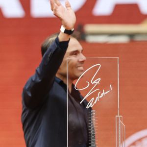 Rafael Nadal salue le public et fait ses adieux à Roland-Garros. Photo : Frank Molter/DPA/ABACAPRESS.COM