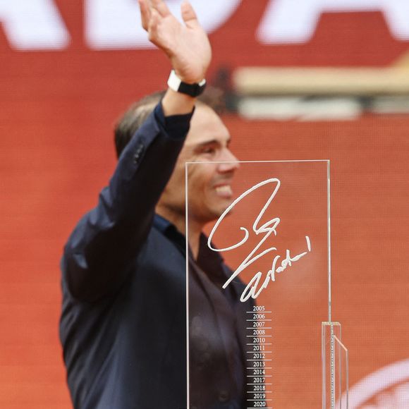 Rafael Nadal salue le public et fait ses adieux à Roland-Garros. Photo : Frank Molter/DPA/ABACAPRESS.COM