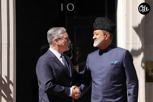 Commandé par le défunt sultan Qabus ibn Saïd, il est aujourd'hui associé à la famille royale dirigée par le sultan Haïtham ben Tariq. 

Le Premier ministre Sir Keir Starmer accueille le sultan d'Oman, Haitham ben Tariq Al Saïd, au 10 Downing Street, à Londres, avant une réunion. Date de la photo : jeudi 2 juillet 2026. © Carlos Jasso/PA Photo/Bestimage