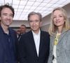 "Notre Maison maldivienne s’étend entre eaux turquoise et ciel azur infini", peut-on lire sur le site de l’une des adresses les plus exclusives des Maldives. 

Bernard Arnault entre Antoine Arnault et Delphine Arnault (Présidente de Dior) - Défilé de mode Dior Homme, Collection Printemps / Été 2026, Front Row, dans le cadre de la Fashion Week de Paris, France, le 27 Juin 2025.

© Olivier Borde / Bertrand Rindoff / Bestimage