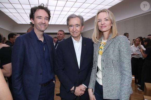 "Notre Maison maldivienne s’étend entre eaux turquoise et ciel azur infini", peut-on lire sur le site de l’une des adresses les plus exclusives des Maldives. 

Bernard Arnault entre Antoine Arnault et Delphine Arnault (Présidente de Dior) - Défilé de mode Dior Homme, Collection Printemps / Été 2026, Front Row, dans le cadre de la Fashion Week de Paris, France, le 27 Juin 2025.

© Olivier Borde / Bertrand Rindoff / Bestimage