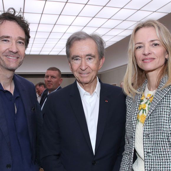 "Notre Maison maldivienne s’étend entre eaux turquoise et ciel azur infini", peut-on lire sur le site de l’une des adresses les plus exclusives des Maldives. 

Bernard Arnault entre Antoine Arnault et Delphine Arnault (Présidente de Dior) - Défilé de mode Dior Homme, Collection Printemps / Été 2026, Front Row, dans le cadre de la Fashion Week de Paris, France, le 27 Juin 2025.

© Olivier Borde / Bertrand Rindoff / Bestimage