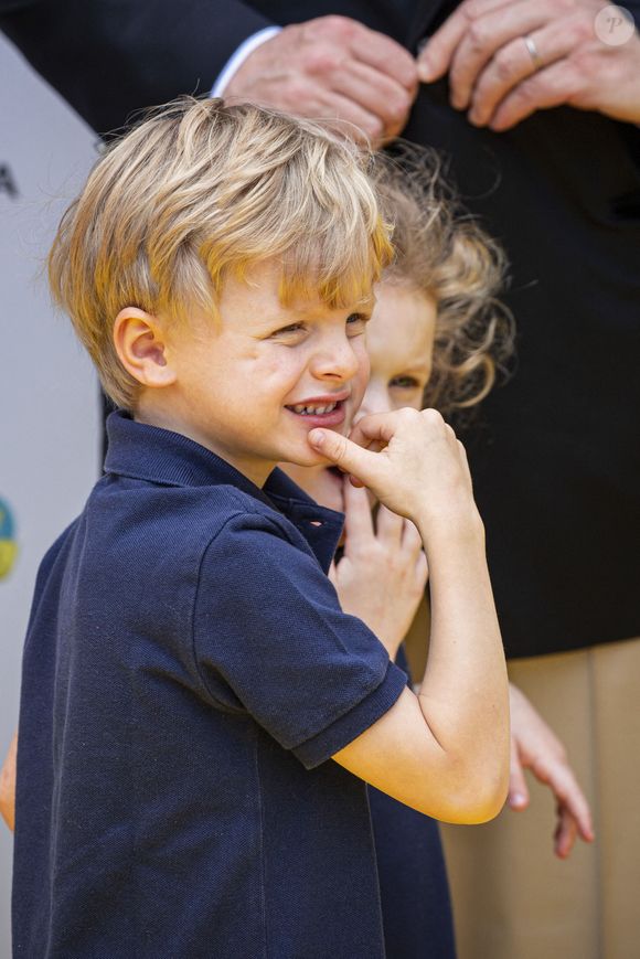 Le Prince Albert II de Monaco, ses enfants Gabriella et Jacques de Monaco posent le long du tapis jaune pour célébrer le 20e anniversaire de 'Bob l'éponge et les Pantoufles' lors du 59e Festival de la Télévision de Monte Carlo, qui s'est tenu au Grimaldi Forum. Monaco le 16 juin 2019. Photo Marco Piovanotto/ABACAPRESS.COM