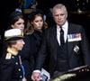Selon nos confrères de "Point de vue", Charles III et le prince William font tout pour protéger les deux princesses. 

La princesse Anne, la princesse Eugenie d'York, la princesse Beatrice d'York et le prince Andrew - Procession cérémonielle du cercueil de la reine Elisabeth II du palais de Buckingham à Westminster Hall à Londres le 14 septembre 2022.
©Mirrorpix / Bestimage
