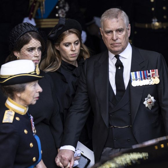 Selon nos confrères de "Point de vue", Charles III et le prince William font tout pour protéger les deux princesses. 

La princesse Anne, la princesse Eugenie d'York, la princesse Beatrice d'York et le prince Andrew - Procession cérémonielle du cercueil de la reine Elisabeth II du palais de Buckingham à Westminster Hall à Londres le 14 septembre 2022.
©Mirrorpix / Bestimage