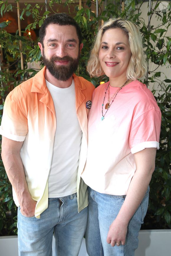 Une rare sortie publique pour les deux amoureux.

Exclusif - Guillaume Gouix et Alysson Paradis à Roland Garros, le 5 juin 2023. 

Photo : Bertrand Rindoff / Bestimage