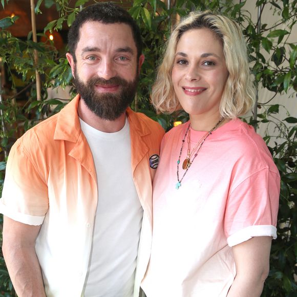 Une rare sortie publique pour les deux amoureux.

Exclusif - Guillaume Gouix et Alysson Paradis à Roland Garros, le 5 juin 2023. 

Photo : Bertrand Rindoff / Bestimage