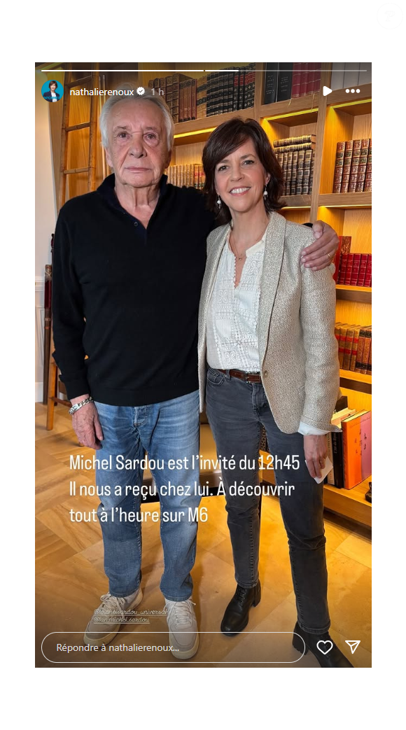 Puis, pour retrouver Michel Sardou à l'occasion d'une interview spéciale, elle a choisi une veste dorée et une chemise blanche.

Nathalie Renoux en compagnie de Michel Sardou.