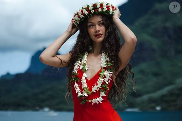 Elle a étudié le droit et la psychologie après son bac scientifique.

Hinaupoko Deveze, Instagram