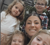 Sur Instagram, la maman a partagé un très beau message de résilience.
Laëtitia Provenchère de "Familles nombreuses" entourée de ses quatre enfants - 25 décembre 2023.
Photo : Instagram