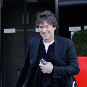 Thomas Dutronc quitte l'hôtel où sont hébergés les artistes des Enfoires. Le 30e anniversaire du spectacle se tiendra à l'Arkea Arena. Bordeaux, France, le 28 janvier 2019. Photo de Thibaud Moritz/ABACAPRESS.COM