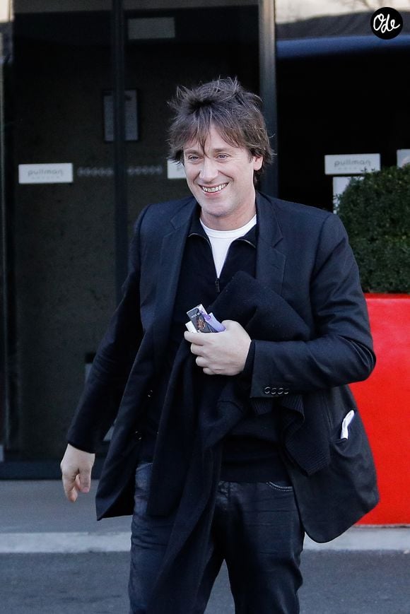 Thomas Dutronc quitte l'hôtel où sont hébergés les artistes des Enfoires. Le 30e anniversaire du spectacle se tiendra à l'Arkea Arena. Bordeaux, France, le 28 janvier 2019. Photo de Thibaud Moritz/ABACAPRESS.COM
