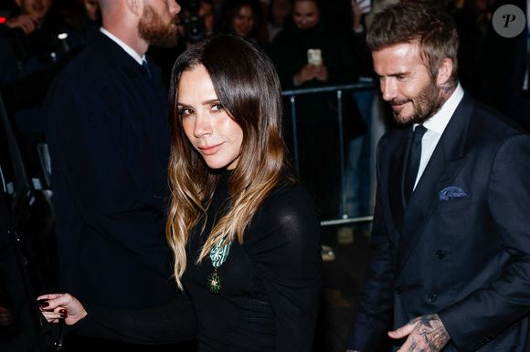 Victoria Beckham et son mari David Beckham - Victoria Beckham, tout juste élevée au rang de Chevalier des Arts et des Lettres, quitte le ministère de la Culture en famille à Paris, France, le 26 janvier 2026. © Cyril Moreau/Bestimage