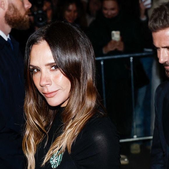 Victoria Beckham et son mari David Beckham - Victoria Beckham, tout juste élevée au rang de Chevalier des Arts et des Lettres, quitte le ministère de la Culture en famille à Paris, France, le 26 janvier 2026. © Cyril Moreau/Bestimage