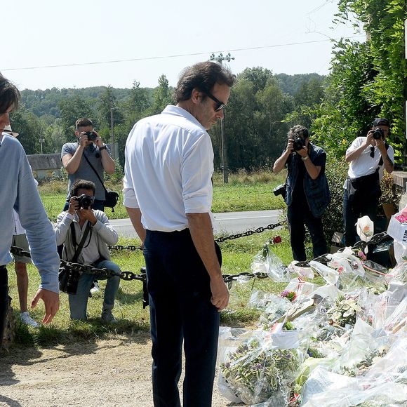 Anthony Delon et son demi-frère Alain-Fabien découvrent les hommages devant les grilles de la propriété de Douchy, quelques heures avant les obsèques de leur père, A.Delon, le 24 août 2024.  © Agence / Bestimage
