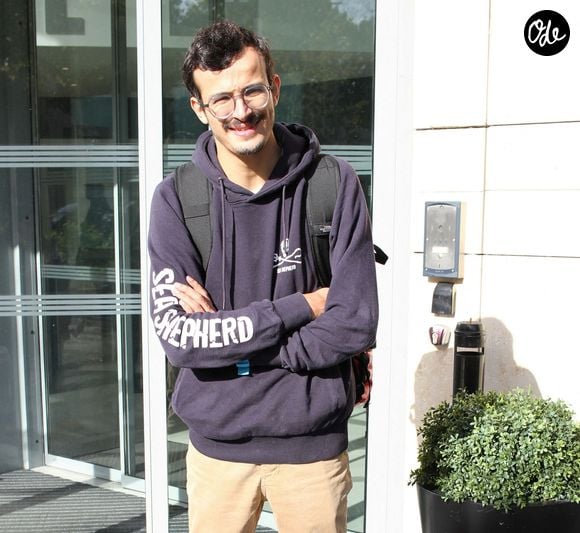 Il a aussi investi dans un studio à Montrouge, tandis qu’une partie de sa fortune reste à la banque et lui sert à aider des gens.

Exclusif - Paul El Kharrat quitte les studios de RTL à Paris le 17 octobre 2025.
© Jonathan Rebboah / Psnewz / Bestimage