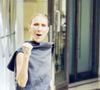 pour leur plus grand plaisir et tout en gardant ses distances,

Céline Dion quitte le Royal Monceau entourée d’une foule de fans et s’offre un joli moment avec eux en dansant sur l’un de ses titres les plus emblématiques, "Pour que tu m’aimes encore", à Paris, France, le 1er septembre 2026. © Léa Vieillot/Bestimage