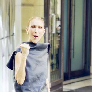 pour leur plus grand plaisir et tout en gardant ses distances,

Céline Dion quitte le Royal Monceau entourée d’une foule de fans et s’offre un joli moment avec eux en dansant sur l’un de ses titres les plus emblématiques, "Pour que tu m’aimes encore", à Paris, France, le 1er septembre 2026. © Léa Vieillot/Bestimage