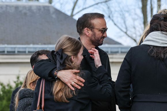 Le veuf Michel Ferracci aux arrivées des obsèques d'Emilie Dequenne au cimetière Père Lachaise à Paris, France, le 26 mars 2025. © Cyril Moreau/Bestimage