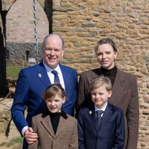 Selon le tabloïd "Hello!", le petit garçon et sa soeur ont ainsi vu leur papa rentrer dans sa classe et s'asseoir au premier rang pour assister à leur exposé sur les abeilles.

Le prince Albert II de Monaco, La princesse Charlène de Monaco, La princesse Gabriella de Monaco, comtesse de Carladès, Le prince Jacques de Monaco, marquis des Baux lors d'une visite au Fort la Latte, Château de La Roche Goyon à Plévenon le 9 avril 2025. Le donjon fut érigé vers 1350 par Etienne III de Goyon, seigneur de Matignon
© Olivier Huitel / Pool / Bestimage