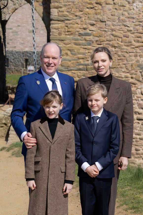Selon le tabloïd "Hello!", le petit garçon et sa soeur ont ainsi vu leur papa rentrer dans sa classe et s'asseoir au premier rang pour assister à leur exposé sur les abeilles.

Le prince Albert II de Monaco, La princesse Charlène de Monaco, La princesse Gabriella de Monaco, comtesse de Carladès, Le prince Jacques de Monaco, marquis des Baux lors d'une visite au Fort la Latte, Château de La Roche Goyon à Plévenon le 9 avril 2025. Le donjon fut érigé vers 1350 par Etienne III de Goyon, seigneur de Matignon
© Olivier Huitel / Pool / Bestimage