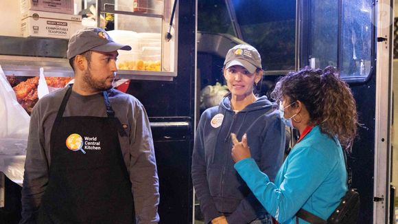 Jennifer Garner apporte son aide en participant à la World Central Kitchen qui sert des repas aux victimes des feux en Californie -