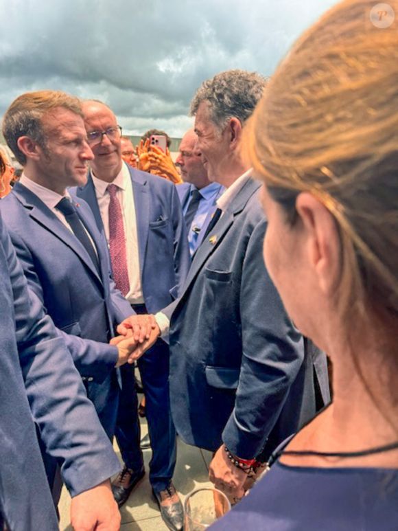 Exclusif - Stéphane Plaza, en voyage d'affaire pour trouver de nouveaux franchisés à Île Maurice, a reçu une invitation du président Emmanuel Macron à l'occasion de l'inauguration du nouveau site de l'Ambassade de France à Maurice à l'immeuble "The Workplace", Moka-Telfair, le vendredi 21 novembre 2025. © Bestimage