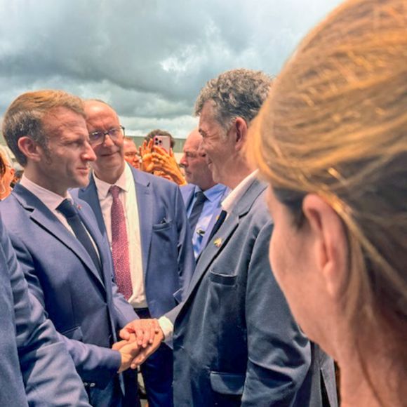 Exclusif - Stéphane Plaza, en voyage d'affaire pour trouver de nouveaux franchisés à Île Maurice, a reçu une invitation du président Emmanuel Macron à l'occasion de l'inauguration du nouveau site de l'Ambassade de France à Maurice à l'immeuble "The Workplace", Moka-Telfair, le vendredi 21 novembre 2025. © Bestimage