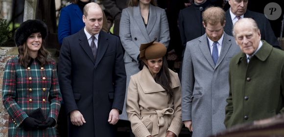Le prince William, Catherine Kate Middleton la duchesse de Cambridge enceinte, Meghan Markle et son fiancé le prince Harry, le prince Philip, duc d'Edimbourg - La famille royale d'Angleterre arrive à la messe de Noël à l'église Sainte-Marie-Madeleine à Sandringham, le 25 décembre 2017. AGENCE / BESTIMAGE