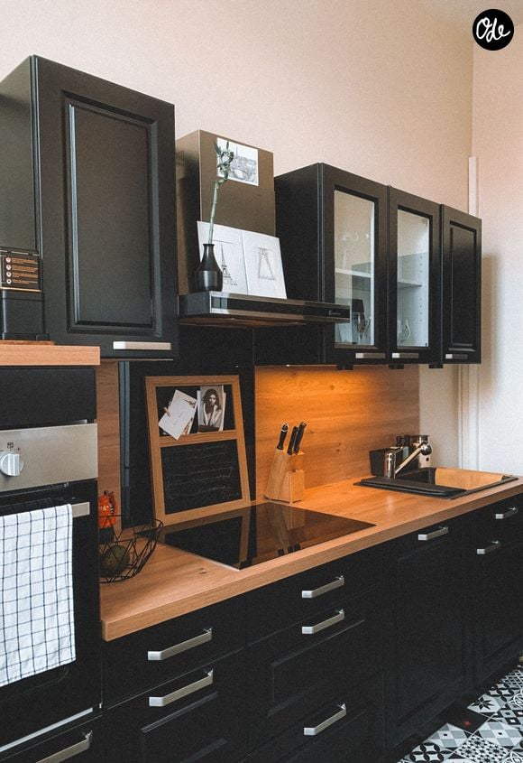 Découvrez la routine ultra-simple et économique pour faire briller vos plaques sans la moindre trace.