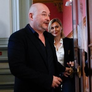 Sébastien Cauet et sa compagne Nathalie Dartois - Suspendu de l'antenne après une enquête pour viol, Sébastien Cauet réclame en justice son retour sur NRJ au tribunal de commerce de Paris, France, le 18 mars 2024. L'animateur de radio a assigné la station en justice pour exiger son retour sur les ondes. L'animateur, suspendu depuis novembre dernier de l'antenne de NRJ, fait désormais l'objet d'au moins 5 plaintes pour viol ou agression sexuelle. © Christiophe Clovis/Bestimage