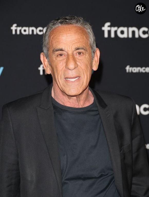 Il a également évoqué le « courage incroyable » dont Thierry Ardisson a fait preuve face à la maladie.

Thierry Ardisson au photocall pour la conférence de presse de rentrée de France TV à la Grande Halle de la Villette à Paris, France, le 11 juillet 2023. © Coadic Guirec/Bestimage