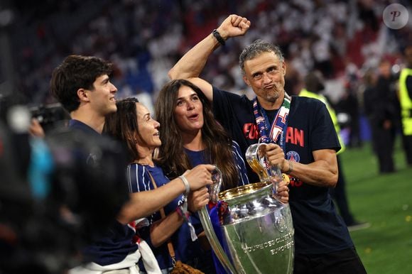 01 juin 2025, Bavière, Munich : Football : Ligue des Champions, Paris Saint-Germain - Inter Milan, finale, Munich Football Arena, Luis Enrique, l'entraîneur parisien, fête la victoire avec sa femme Elena Cullell et ses enfants. Photo : Christian Charisius/DPA/ABACAPRESS.COM