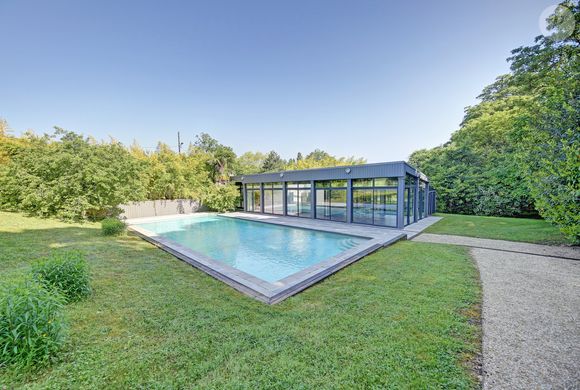 Exclusif - Située à Louveciennes, aux portes de Paris, sur le chemin des impressionnistes, cette belle demeure bourgeoise néo-classique, a été construite au milieu du XIXème siècle, appelée le "Domaine de Voisins", et ayant eu comme illustre propriétaire, Karl Lagerfeld. © Marc Ausset-Lacroix / Bestimage