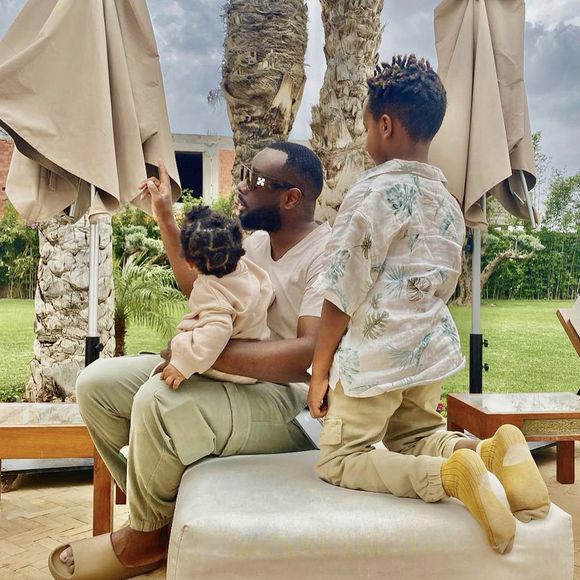 Gims et ses enfants. Avril 2021.