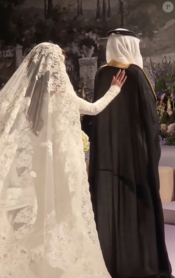 Les invités ont reçu des boîtes de chocolats personnalisées et un brin de lavande en souvenir.

La princesse Nouf porte une robe Dolce & Gabbana pour son mariage avec le prince Nawaf ben Fahad Al Faisal Al Farhan via Instagram @arabianroyalagency