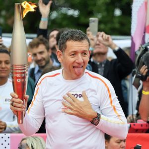 Arrivée de Dany Boon, dernier porteur de la flamme olympique - Dany Boon, dernier porteur de la flamme olympique dans le Nord, a allumé le chaudron olympique sur l'esplanade du Champs de Mars à Lille le 2 juillet 2024.